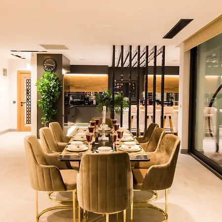 4 Bdr Ultra Luxury With Cinema Victoria