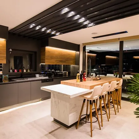 4 Bdr Ultra Luxury With Cinema Victoria Willa *