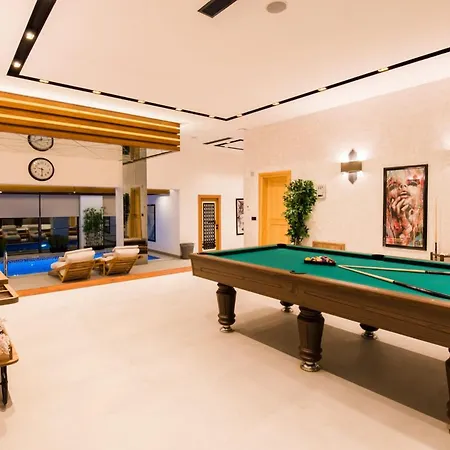 4 Bdr Ultra Luxury With Cinema Victoria Willa *