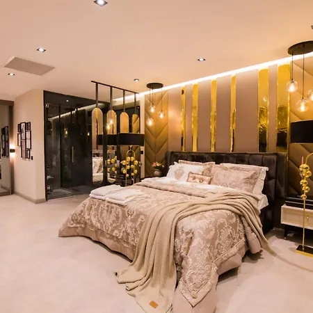 4 Bdr Ultra Luxury With Cinema Victoria *
