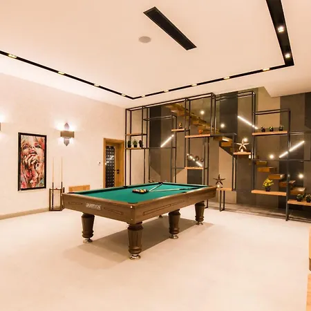 4 Bdr Ultra Luxury With Cinema Victoria Villa *